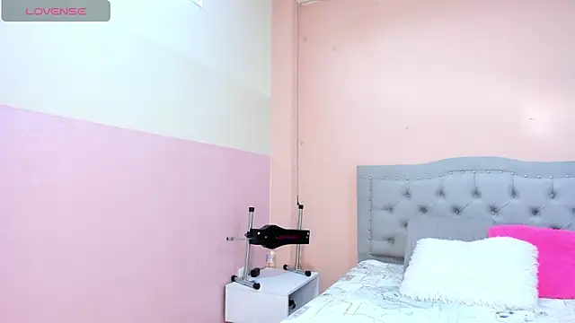 Snapshot of littletammy4u_ chatting on November 5, 2025, 12:08 pm littletammy4u online show from November 5, 2025, 12:08 pm