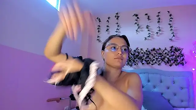 Snapshot of littletammy4u_ chatting on September 30, 2025, 12:55 pm littletammy4u online show from September 30, 2025, 12:55 pm