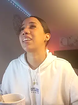 SallyWhitee online show from March 24, 2026, 5:18 am