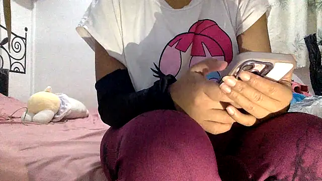 sharonlopez9611 online show from December 1, 2025, 4:35 am