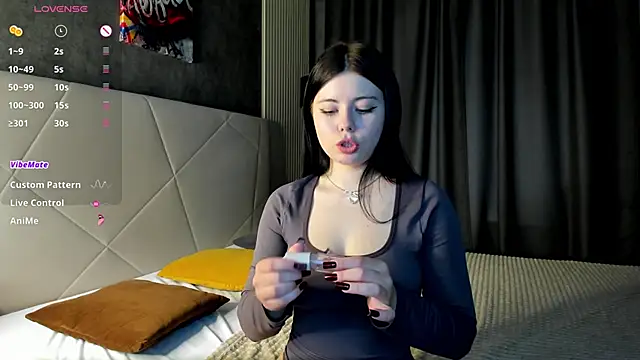 Snapshot of Amely_Li1 chatting on October 5, 2025, 9:33 am Amely Li1 online show from October 5, 2025, 9:33 am