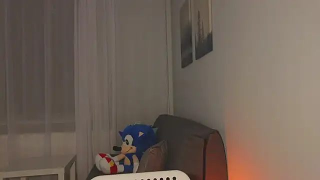 Mia Luw online show from April 5, 2026, 5:08 pm