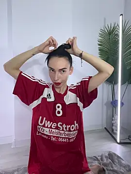 Celine Roxelle online show from November 12, 2025, 5:50 pm