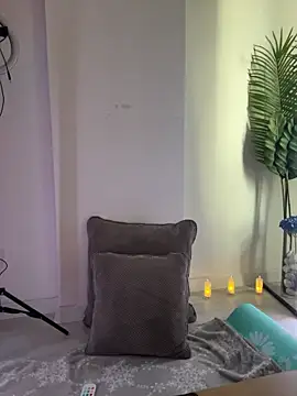 Celine Roxelle online show from November 13, 2025, 9:35 am