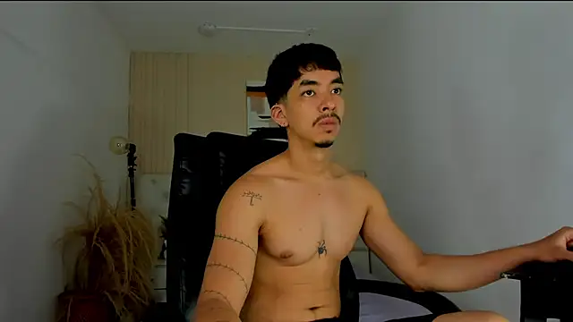 Snapshot of ISAAC_CRYSTON chatting on February 16, 2026, 10:07 pm ISAAC CRYSTON online show from February 16, 2026, 10:07 pm