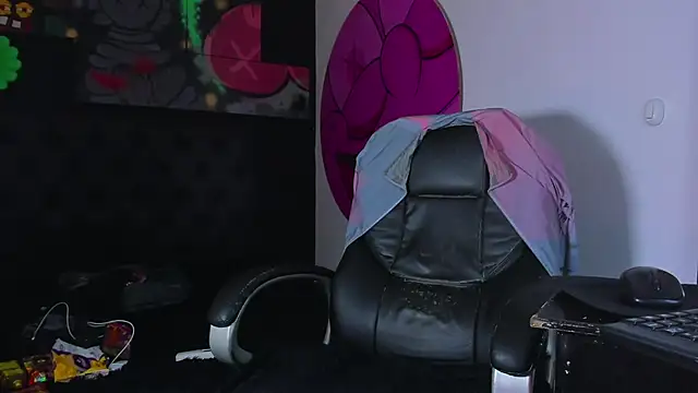 Snapshot of ISAAC_CRYSTON chatting on October 20, 2025, 7:47 pm ISAAC CRYSTON online show from October 20, 2025, 7:47 pm