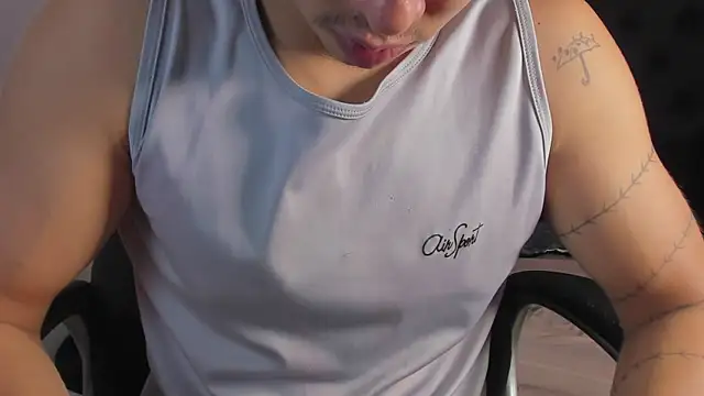 Snapshot of ISAAC_CRYSTON chatting on October 17, 2025, 7:37 pm ISAAC CRYSTON online show from October 17, 2025, 7:37 pm