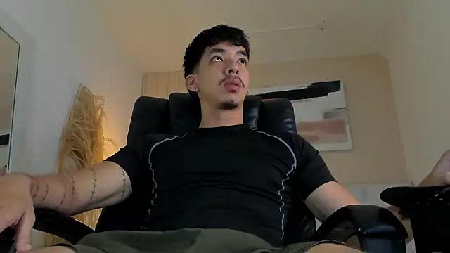 ISAAC CRYSTON online show from December 18, 2025, 9:07 pm