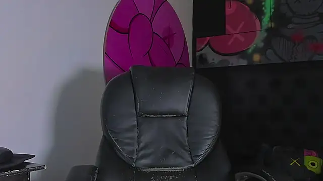 Snapshot of ISAAC_CRYSTON chatting on October 21, 2025, 7:24 pm ISAAC CRYSTON online show from October 21, 2025, 7:24 pm