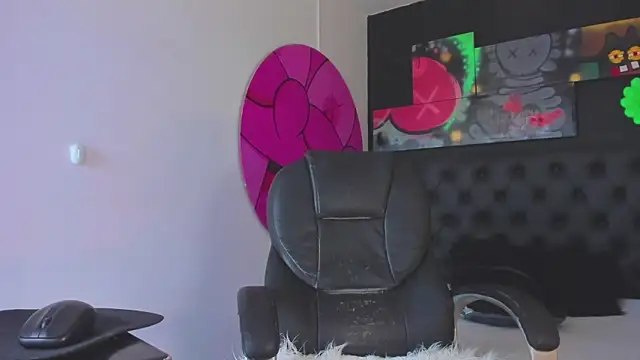 Snapshot of ISAAC_CRYSTON chatting on October 14, 2025, 9:47 pm ISAAC CRYSTON online show from October 14, 2025, 9:47 pm