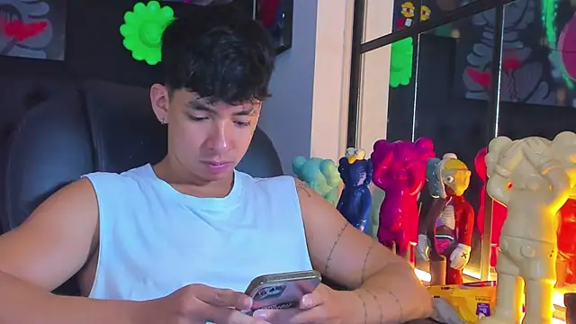 Snapshot of ISAAC_CRYSTON chatting on October 3, 2025, 8:10 pm ISAAC CRYSTON online show from October 3, 2025, 8:10 pm