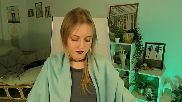 Snapshot of KiraMontoya chatting on March 13, 2025, 8:54 pm KiraMontoya online show from March 13, 2025, 8:54 pm