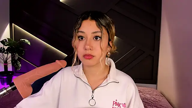 Snapshot of cloe_palmer chatting on February 19, 2025, 8:41 pm cloe palmer online show from February 19, 2025, 8:41 pm