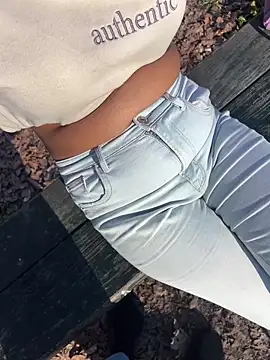 shakybabyx online show from March 17, 2025, 3:18 pm