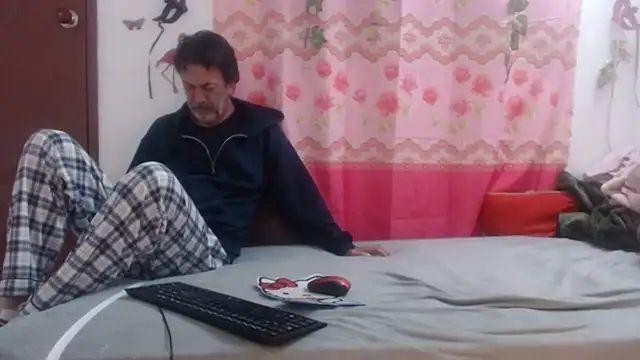 jeans and emma online show from March 16, 2025, 8:32 am