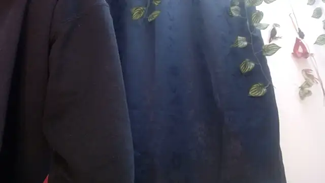 jeans and emma online show from March 22, 2025, 11:21 am