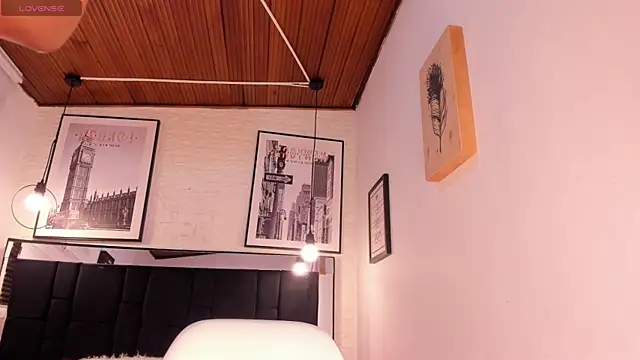 tylla  online show from November 28, 2025, 3:39 am