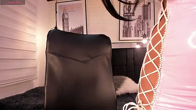 Snapshot of tylla_ chatting on October 24, 2025, 4:11 am tylla  online show from October 24, 2025, 4:11 am