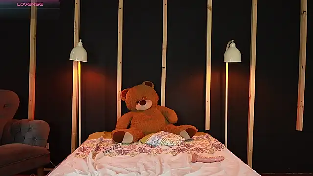 xamixa  online show from February 25, 2025, 4:04 pm