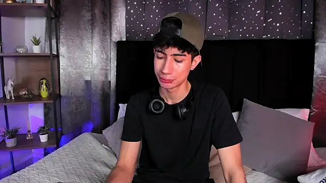 Snapshot of NovaaWheler chatting on October 31, 2025, 12:57 pm NovaaWheler online show from October 31, 2025, 12:57 pm