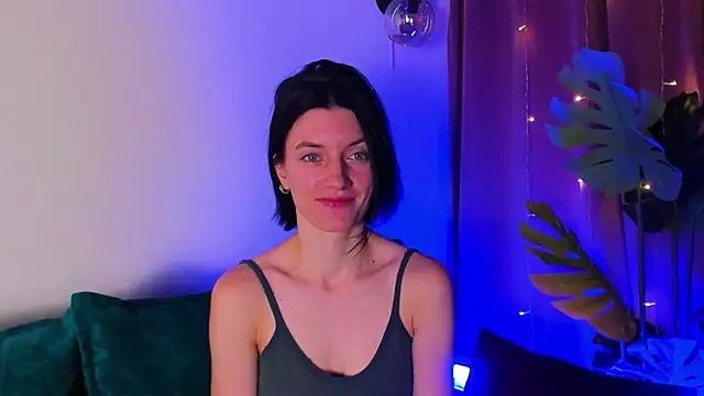 roxy riot  online show from February 8, 2025, 4:25 am