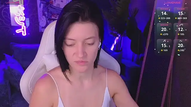 roxy riot  online show from April 4, 2026, 1:34 am