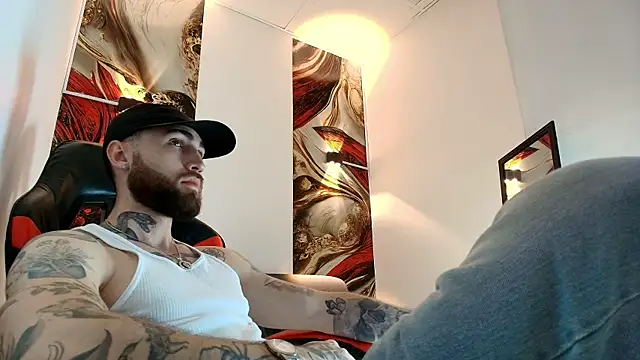 Luke davis01 online show from April 28, 2026, 1:04 pm