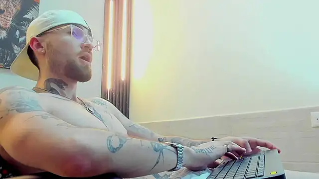 Luke davis01 online show from February 13, 2025, 3:56 pm