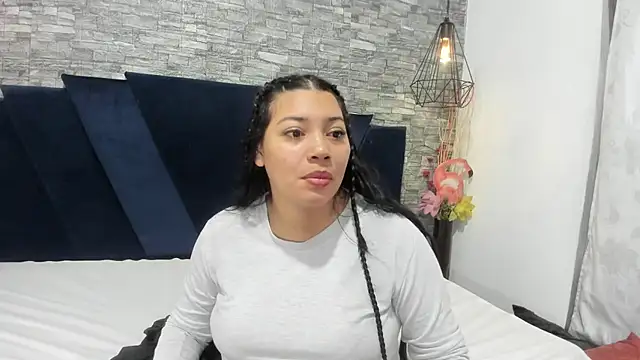 Sophia Brunett online show from December 22, 2025, 12:05 pm