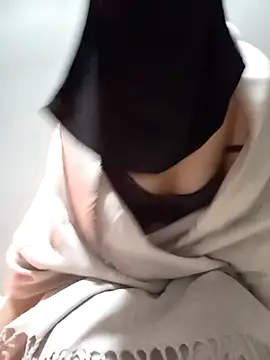 Snapshot of Milan-88 chatting on December 19, 2025, 8:33 pm Milan-88 online show from December 19, 2025, 8:33 pm