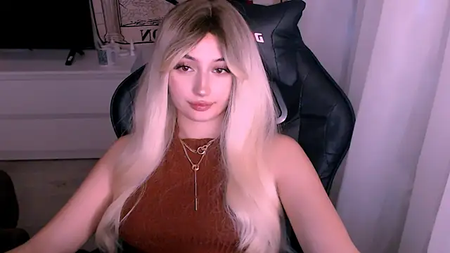 Snapshot of beauty_blonde chatting on October 22, 2025, 1:05 am beauty blonde online show from October 22, 2025, 1:05 am