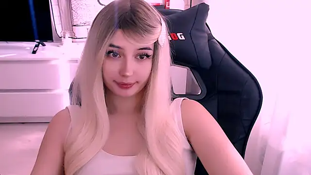 Snapshot of beauty_blonde chatting on October 12, 2025, 5:53 am beauty blonde online show from October 12, 2025, 5:53 am