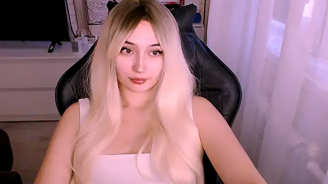 Snapshot of beauty_blonde chatting on October 19, 2025, 1:19 am beauty blonde online show from October 19, 2025, 1:19 am