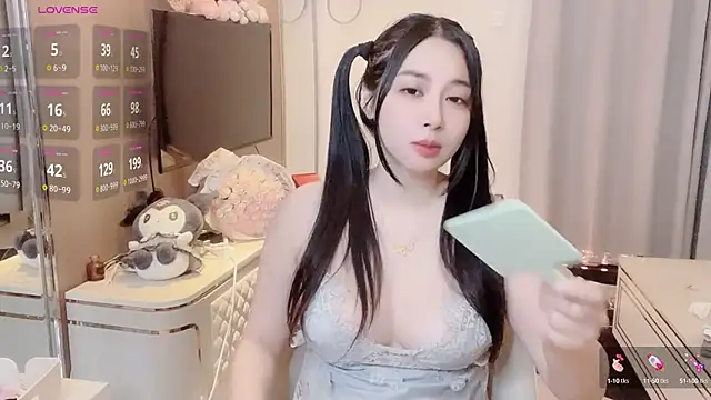 Snapshot of Moonccoi chatting on October 8, 2025, 1:23 pm Moonccoi online show from October 8, 2025, 1:23 pm