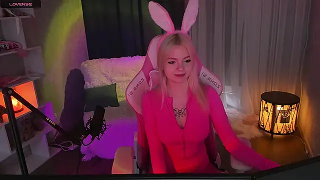 Snapshot of AshleySnowflake chatting on March 16, 2025, 12:33 pm AshleySnowflake online show from March 16, 2025, 12:33 pm