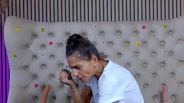 Snapshot of PlayfulShow chatting on October 12, 2025, 11:11 am PlayfulShow online show from October 12, 2025, 11:11 am