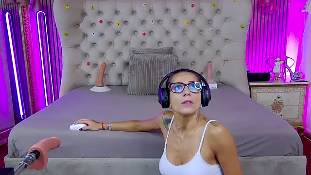 Snapshot of PlayfulShow chatting on October 15, 2025, 8:44 am PlayfulShow online show from October 15, 2025, 8:44 am