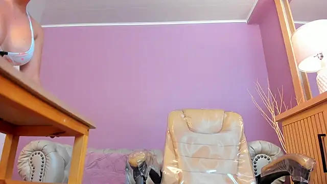 scarlet edwars online show from September 17, 2025, 6:43 pm