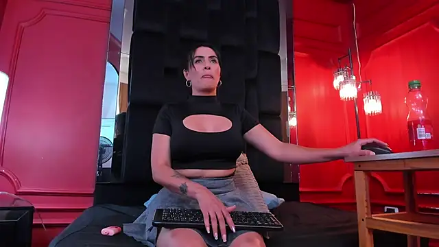 scarlet edwars online show from October 9, 2025, 6:41 pm