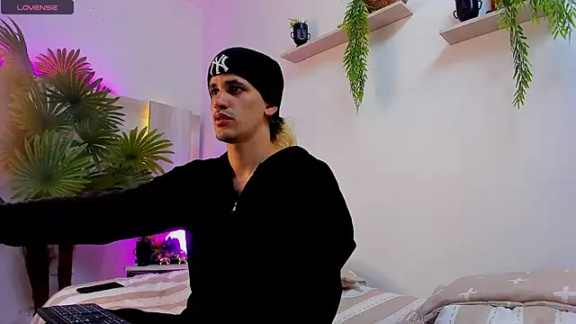 Snapshot of Dirty_Kingg chatting on September 18, 2025, 8:34 pm Dirty Kingg online show from September 18, 2025, 8:34 pm