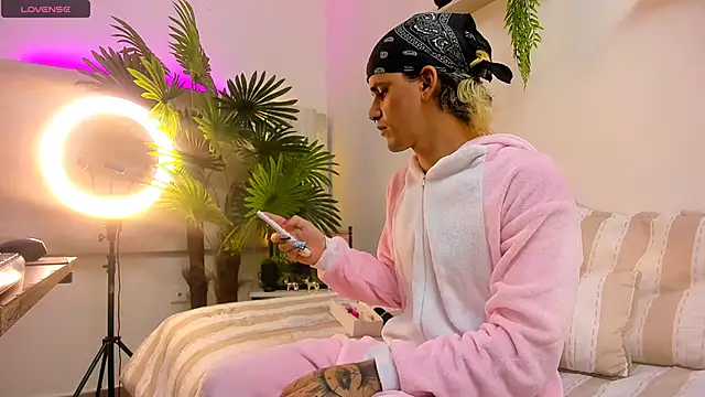 Snapshot of Dirty_Kingg chatting on September 16, 2025, 8:10 pm Dirty Kingg online show from September 16, 2025, 8:10 pm