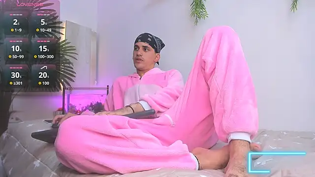 Snapshot of Dirty_Kingg chatting on October 12, 2025, 8:21 pm Dirty Kingg online show from October 12, 2025, 8:21 pm