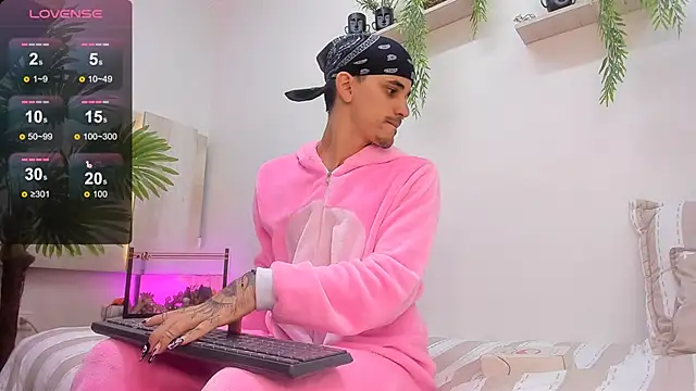 Snapshot of Dirty_Kingg chatting on October 19, 2025, 8:44 pm Dirty Kingg online show from October 19, 2025, 8:44 pm