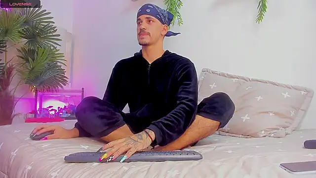 Snapshot of Dirty_Kingg chatting on October 6, 2025, 8:09 pm Dirty Kingg online show from October 6, 2025, 8:09 pm