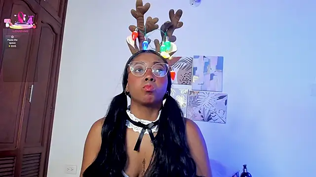 alejandra-cortes online show from December 2, 2025, 11:45 am