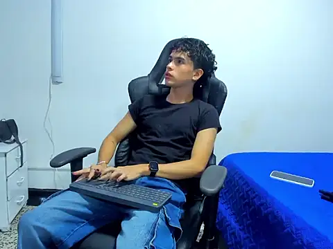 Snapshot of Aiiden_15 chatting on February 19, 2025, 3:05 pm Aiiden 15 online show from February 19, 2025, 3:05 pm