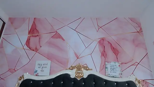 Snapshot of LindaBird chatting on October 31, 2025, 12:24 pm LindaBird online show from October 31, 2025, 12:24 pm