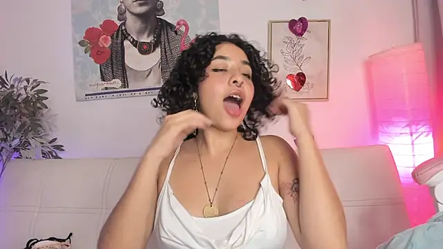 Snapshot of Dhalila_ chatting on February 22, 2025, 1:33 am Dhalila online show from February 22, 2025, 1:33 am