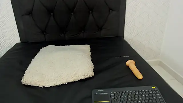 Snapshot of Selena_fox7 chatting on March 8, 2025, 5:59 am Selena fox7 online show from March 8, 2025, 5:59 am