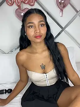 Snapshot of Lynda_Bonnie chatting on February 22, 2025, 12:18 pm Lynda Bonnie online show from February 22, 2025, 12:18 pm